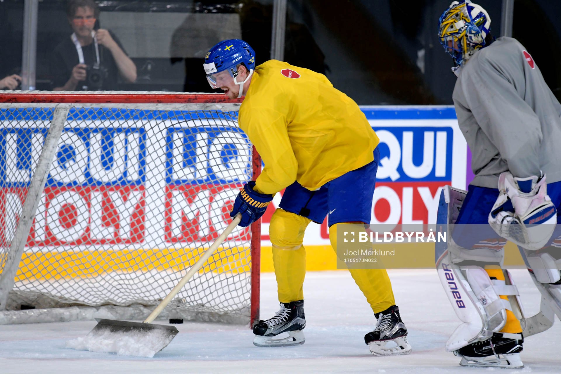 Joakim Nordström skrapar isen framför målvakt Henrik
