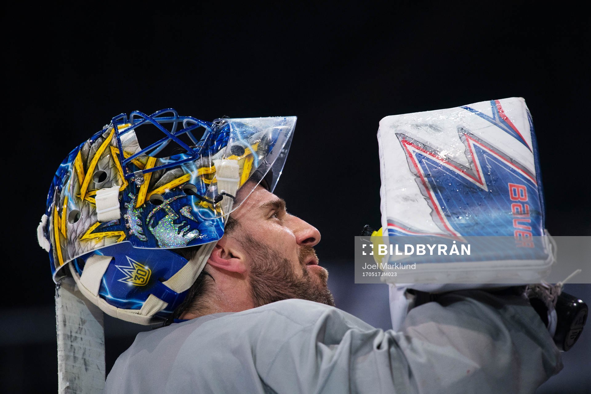 Målvakten Henrik Lundqvist dricker vatten på Sveriges