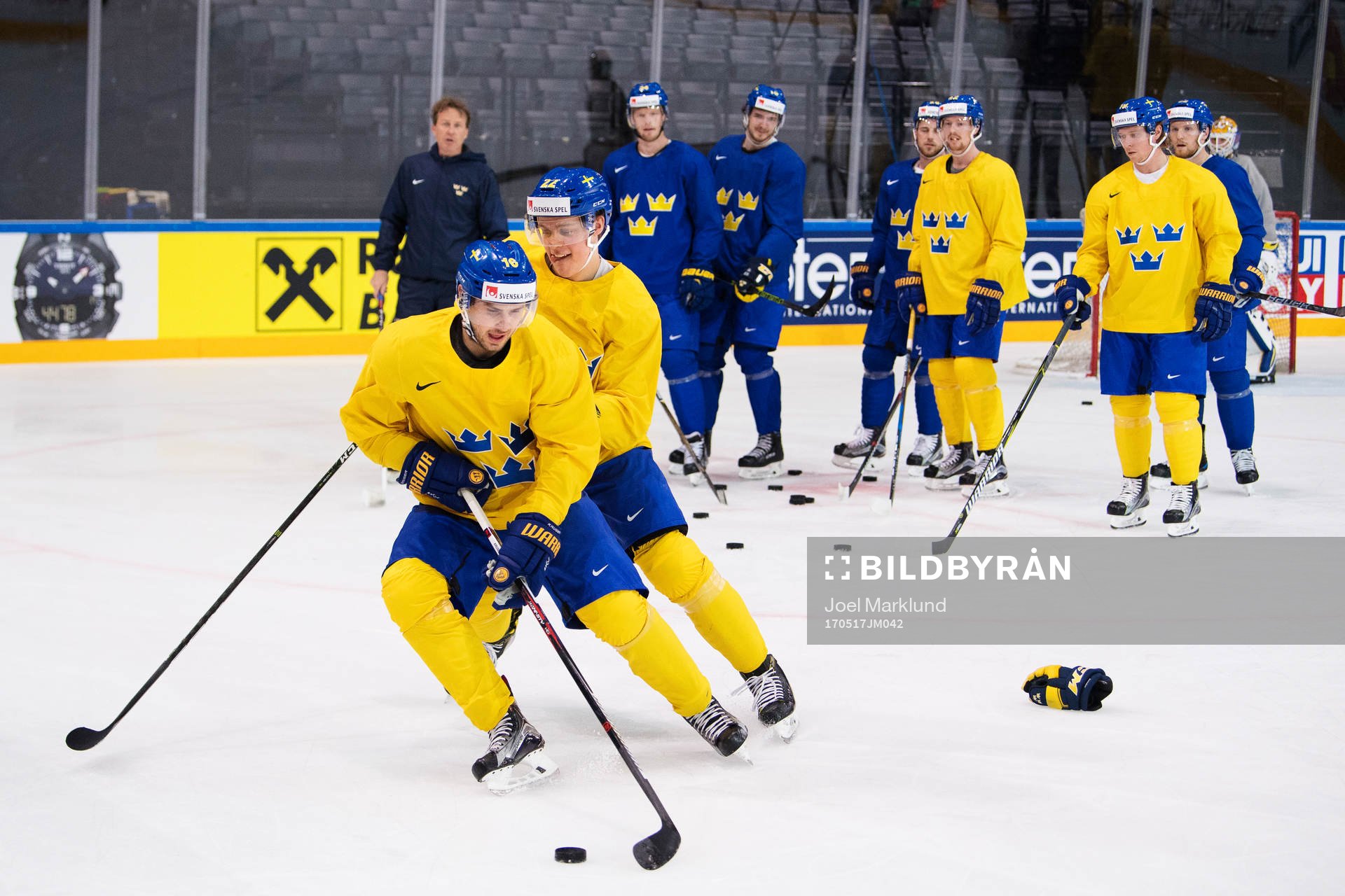 Marcus Krüger och Joel Eriksson Ek framför lagkamrater