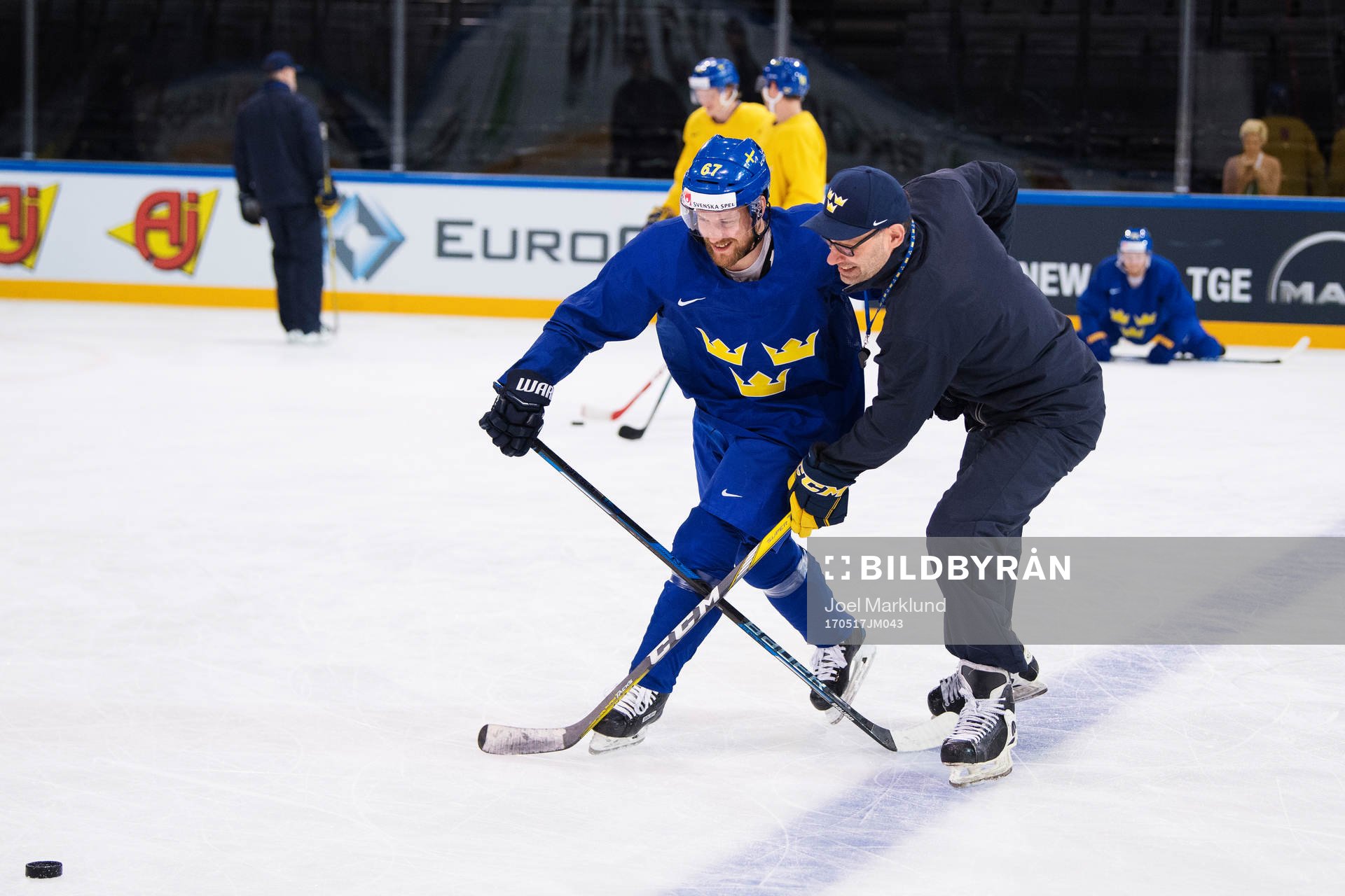 Linus Omark och assisterande tränare Peter Popovic på