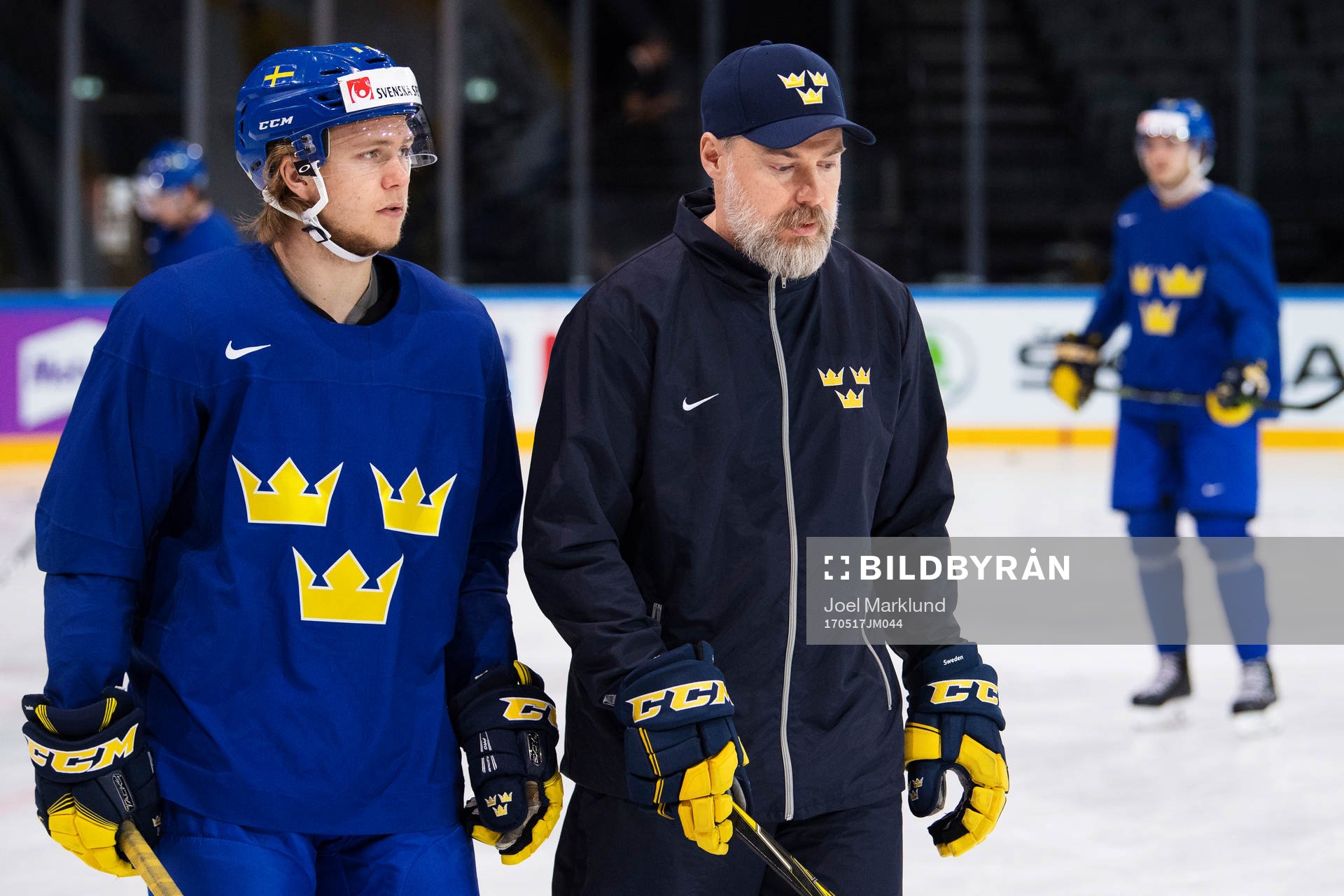 William Karlsson i samtal med förbundskapten Rikard