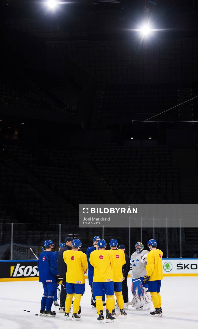 Spelare är samlade på Sveriges ishockeylandslags träning
