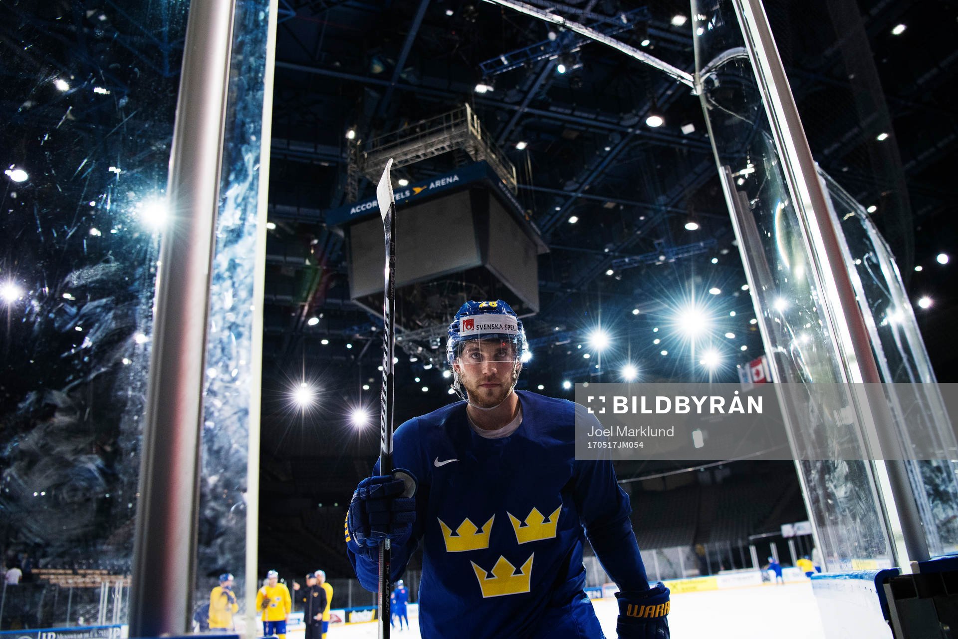 Elias Lindholm lämnar Sveriges ishockeylandslags träning
