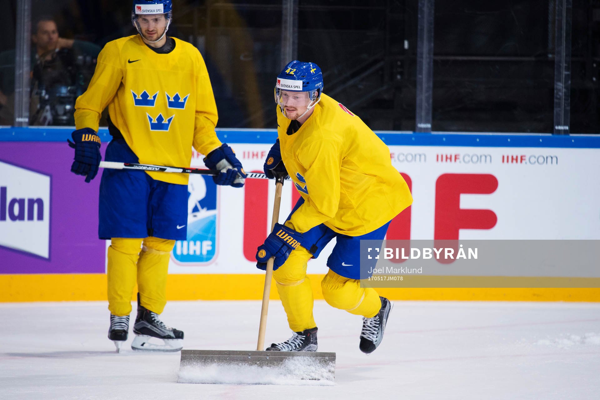 Marcus Krüger ser Joakim Nordström skotta snö från isen
