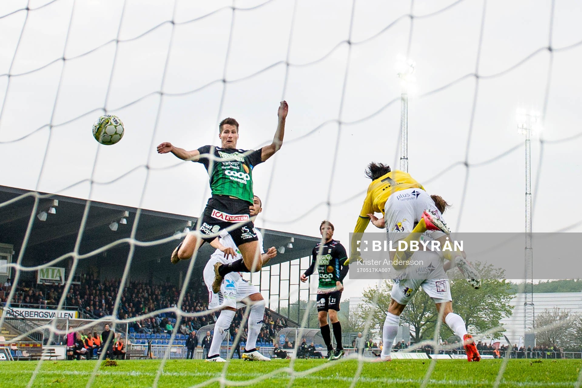 Varbergs Gabriel Altemark-Vanneryr gör 1-0 och jublar