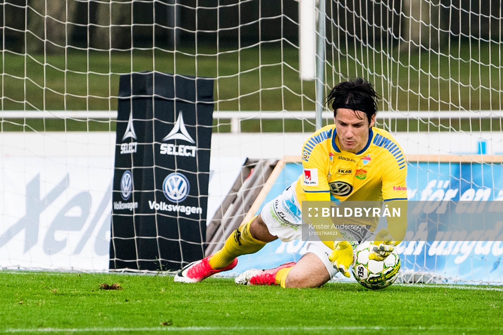 GAIS målvakt Damir Mehic ser bollen gå in till 3-1