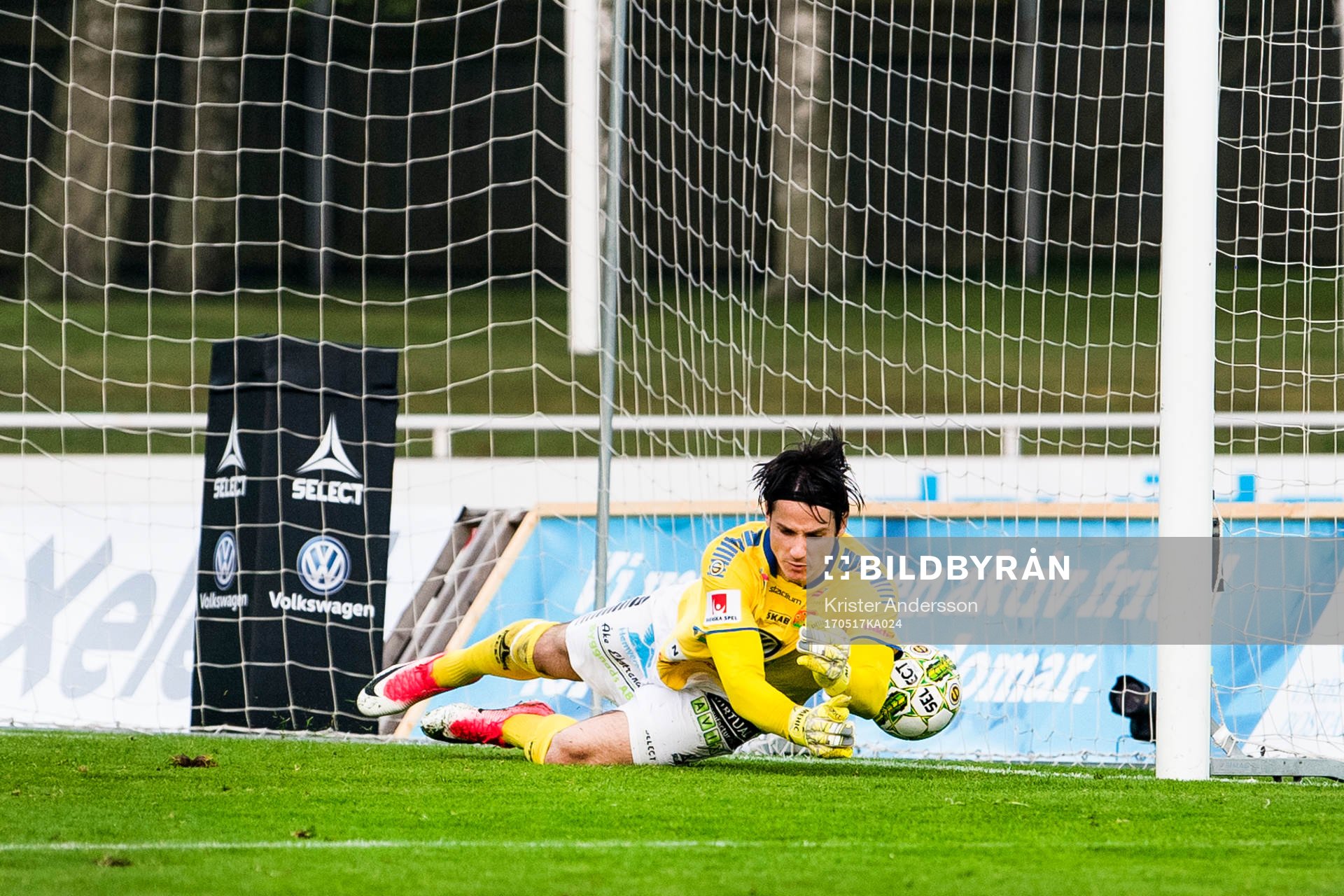 GAIS målvakt Damir Mehic ser bollen gå in till 3-1