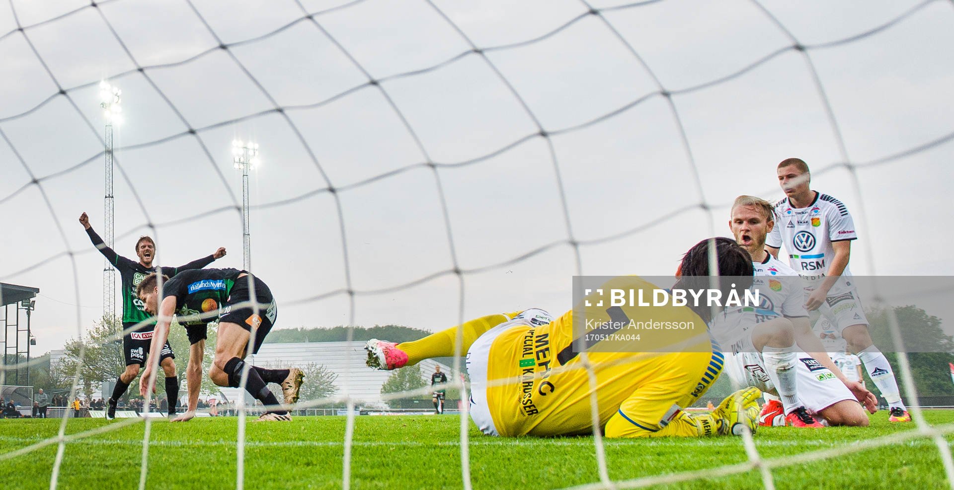 Varbergs Gabriel Altemark-Vanneryr (h) har gjort 2-1 och