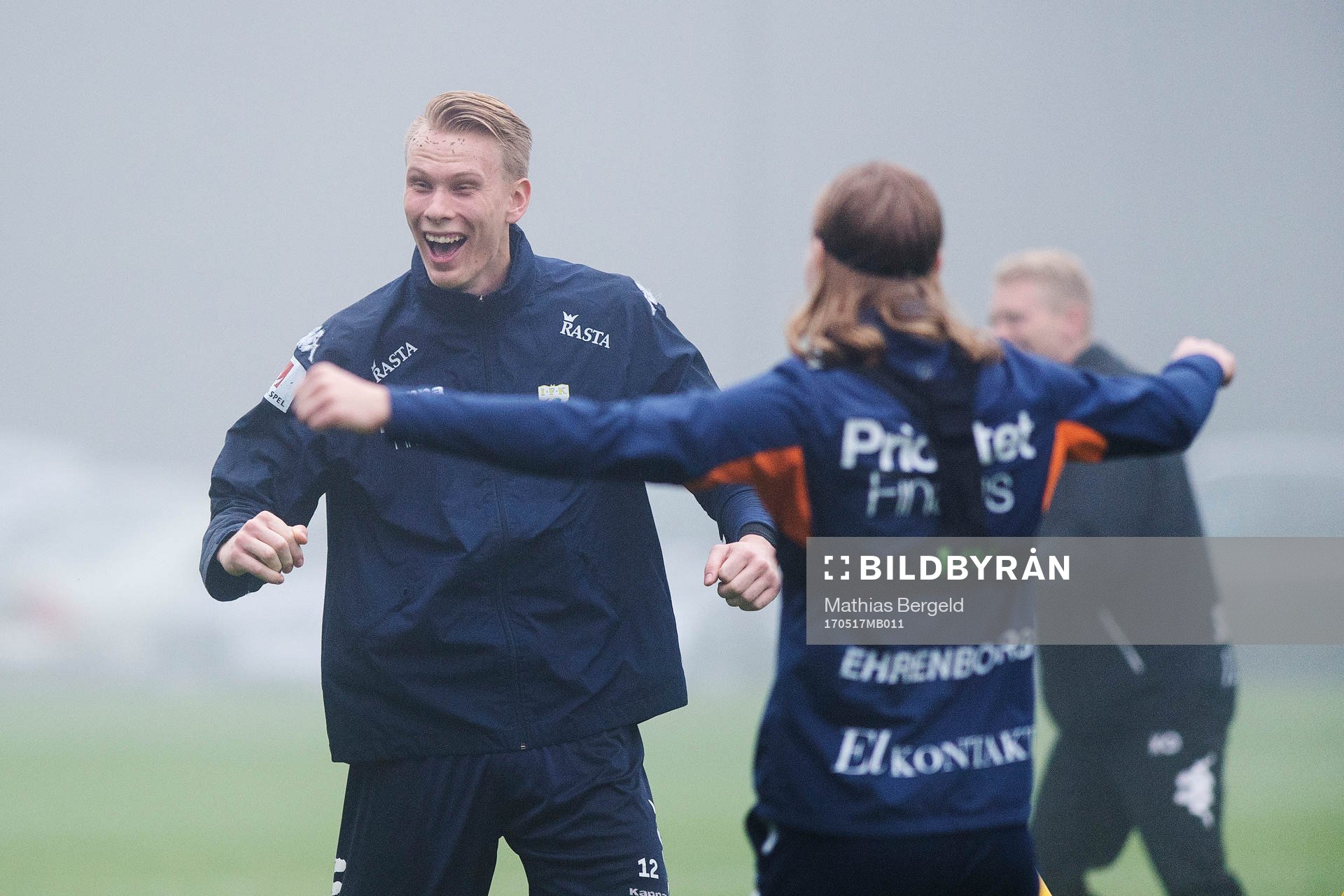 målvakt Pontus Dahlberg och Elias Mar Omarsson jublar vid
