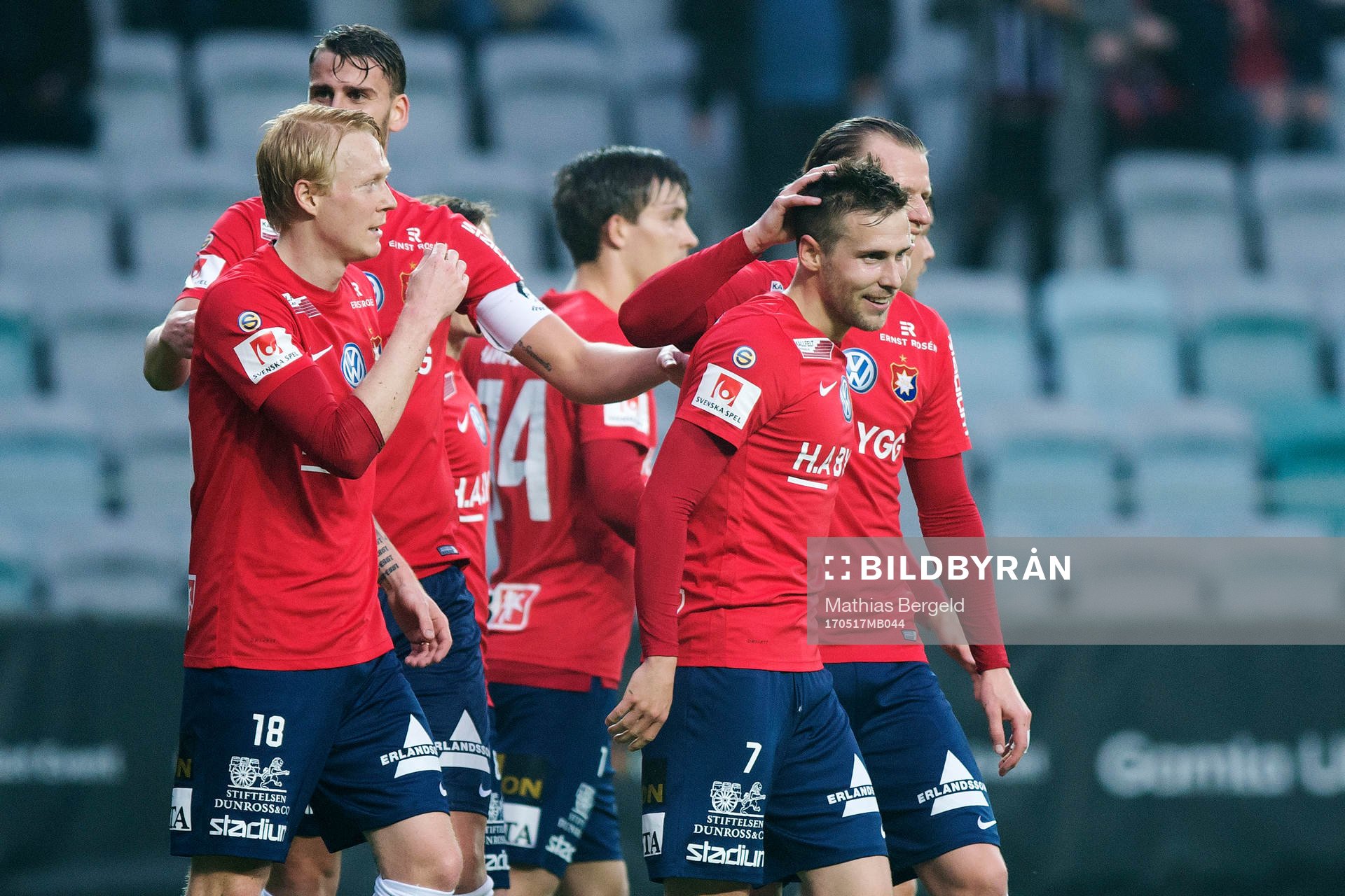 Örgrytes spelare jublar med målskytten till 1-0 Daniel