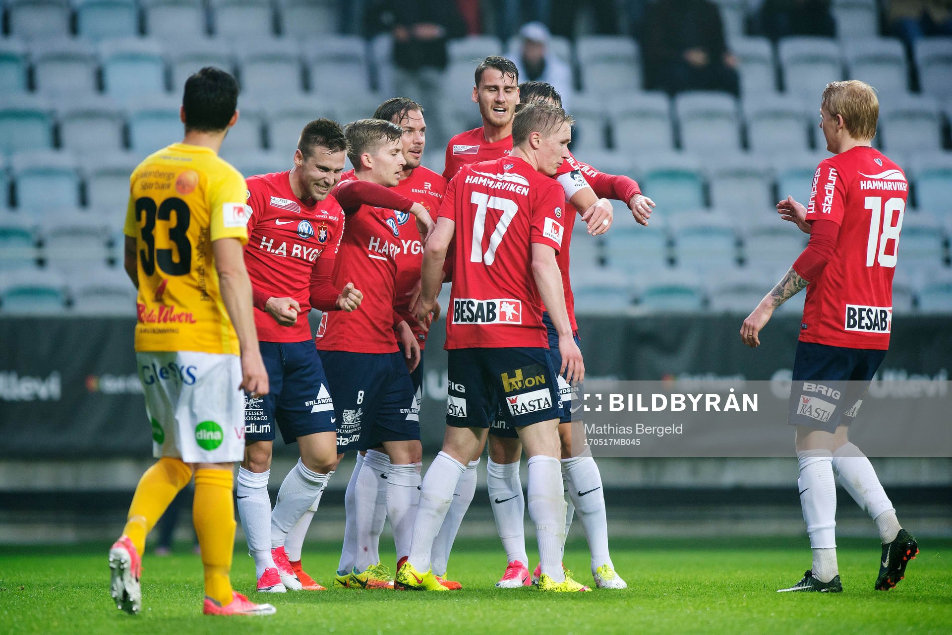 Örgrytes spelare jublar med målskytten till 1-0 Daniel