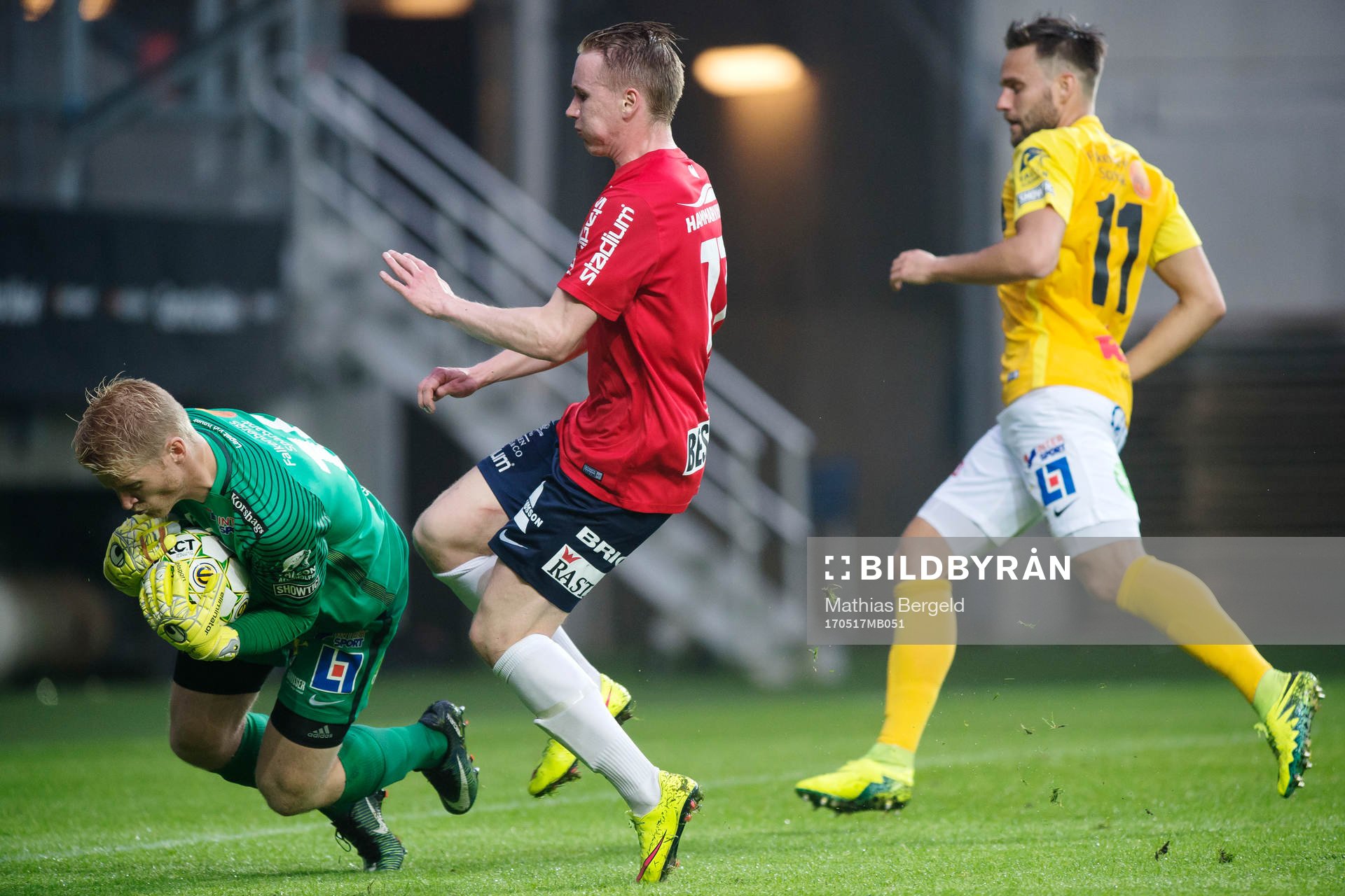 Falkenbergs målvakt Hampus Nilsson tar bollen framför