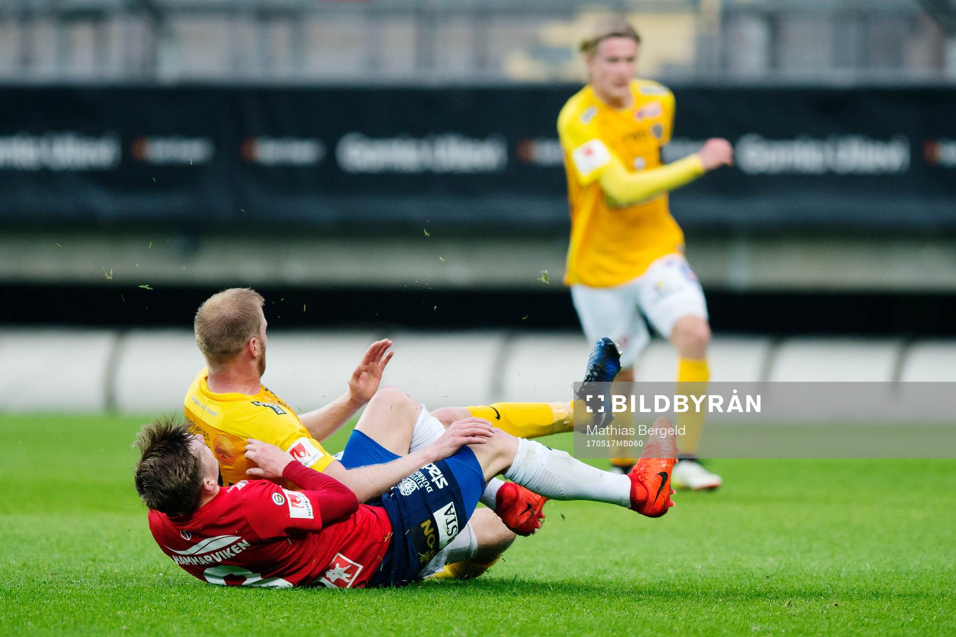 Falkenbergs Per Karlsson glidtacklar Örgrytes Andreas Östling och får rött kort under fotbollsmatchen i Superettan mellan Örgryte och Falkenberg den 17 maj 2017 i Göteborg.