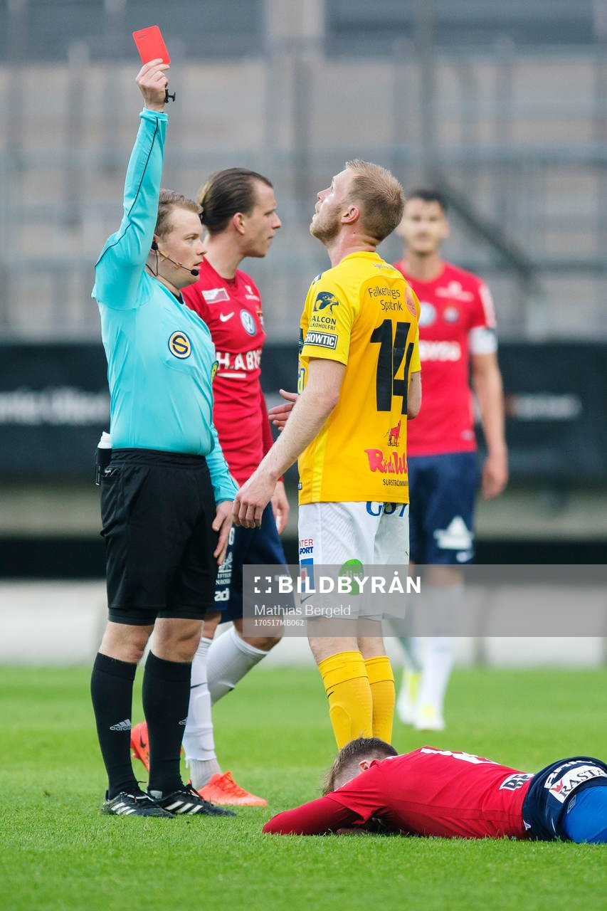 Domaren Fredrik Klitte visar det röda kortet till