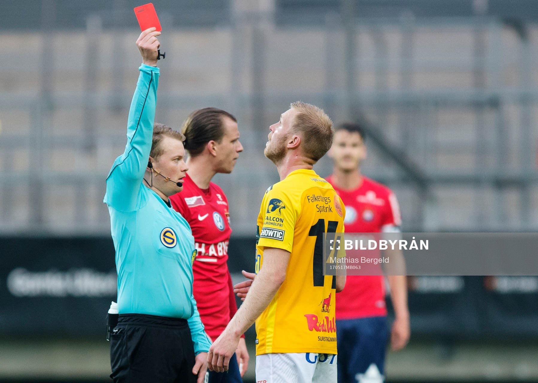 Domaren Fredrik Klitte visar det röda kortet till