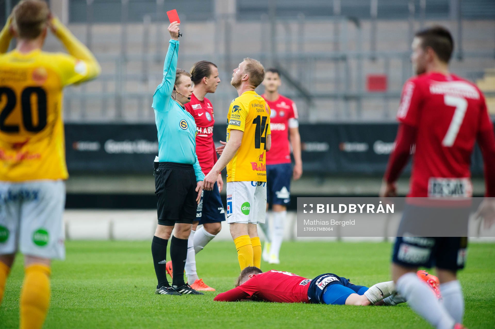 Domaren Fredrik Klitte visar det röda kortet till