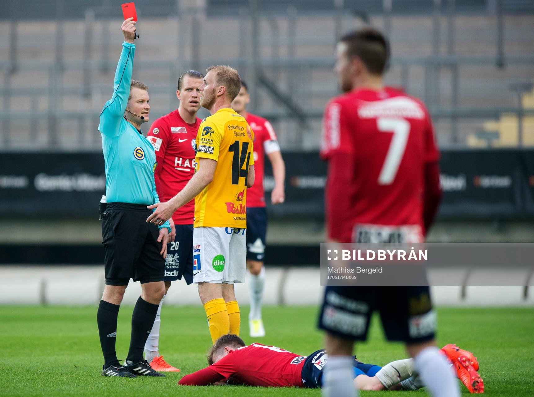 Domaren Fredrik Klitte visar det röda kortet till