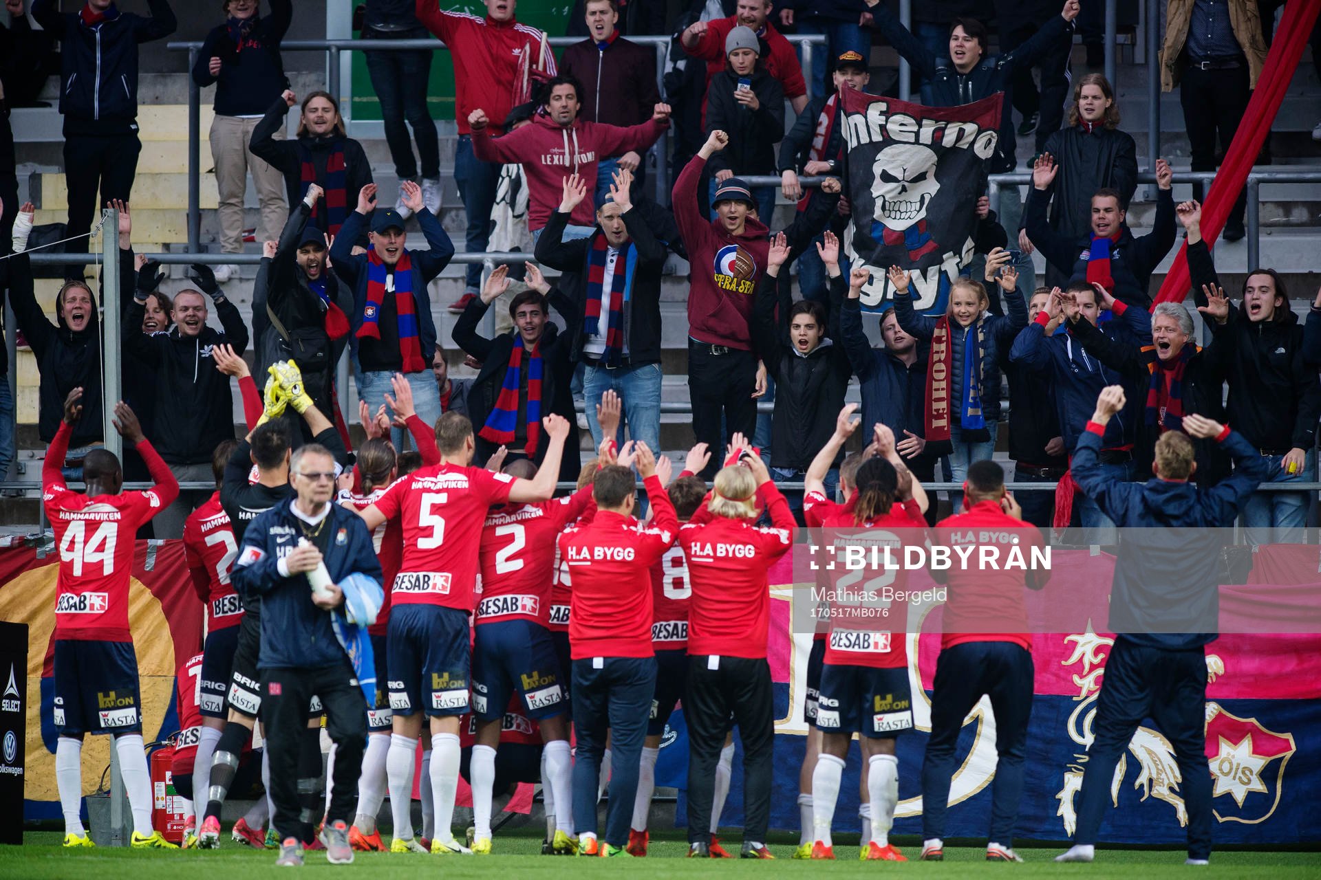 Örgrytes spelare jublar med supportrarna