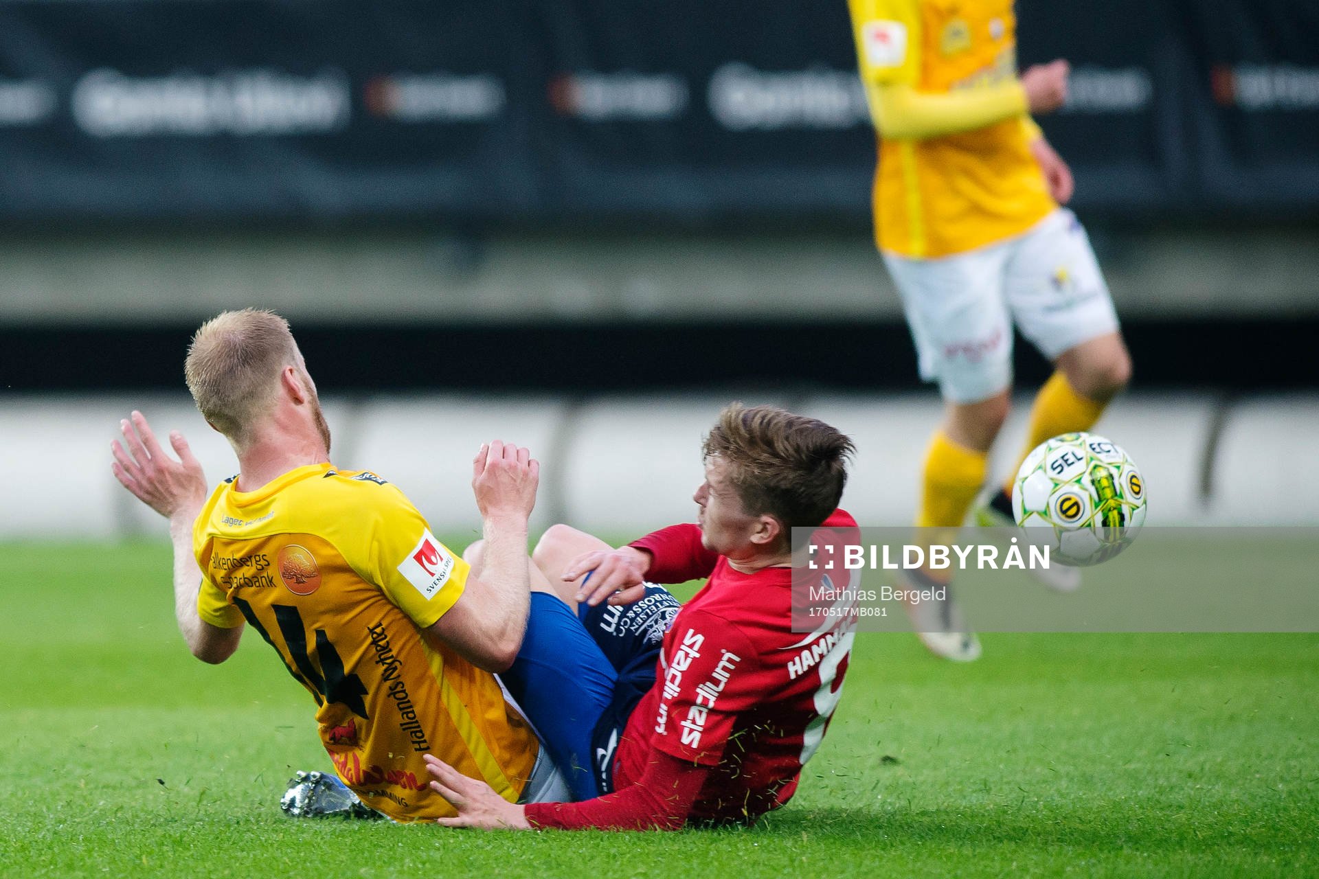 Falkenbergs Per Karlsson glidtacklar Örgrytes Andreas