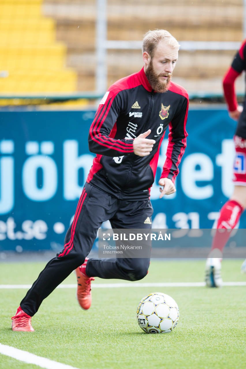Östersunds Curtis Edwards värmer upp