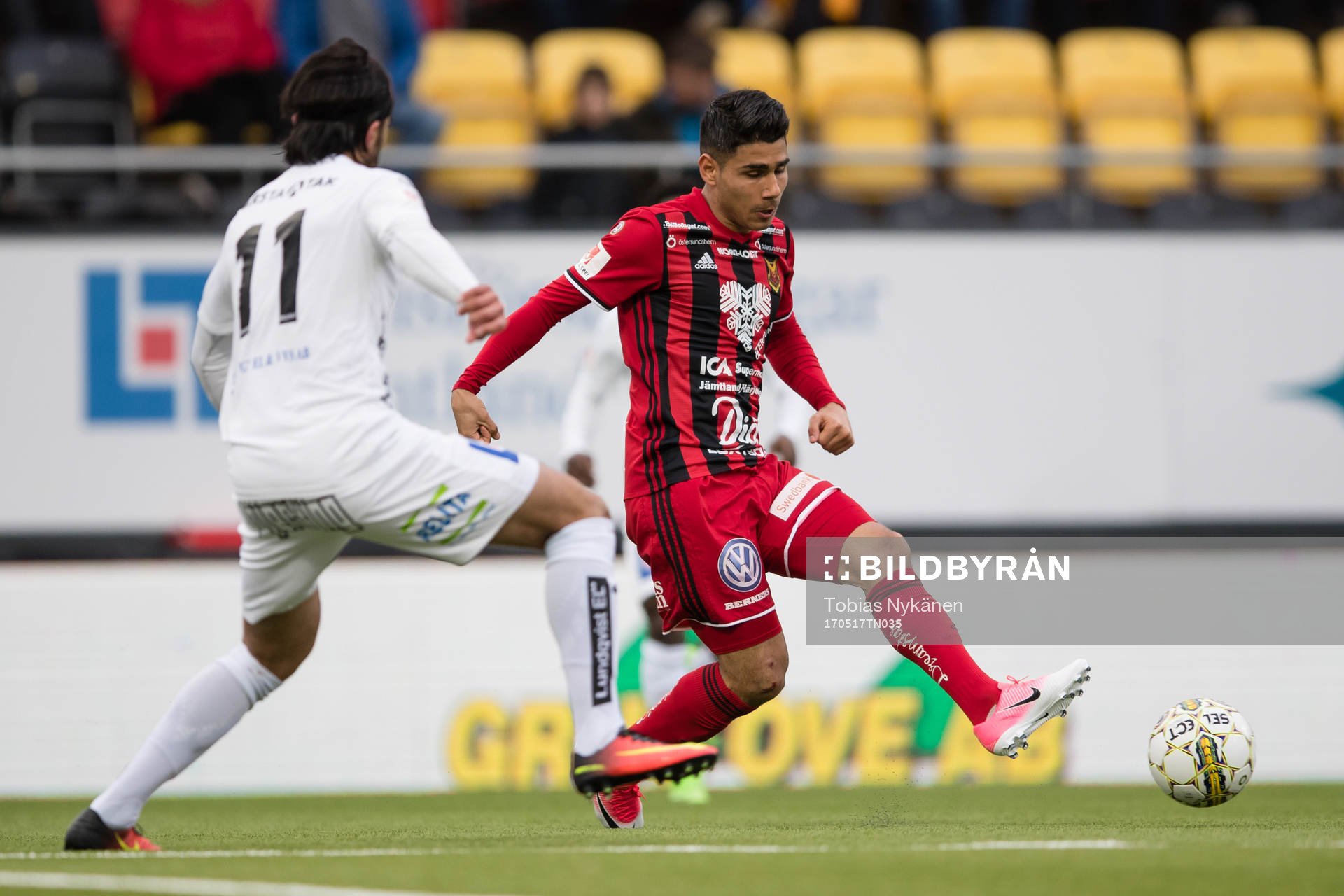 Östersunds Hosam Aiesh mot Sirius Alexander Nilsson
