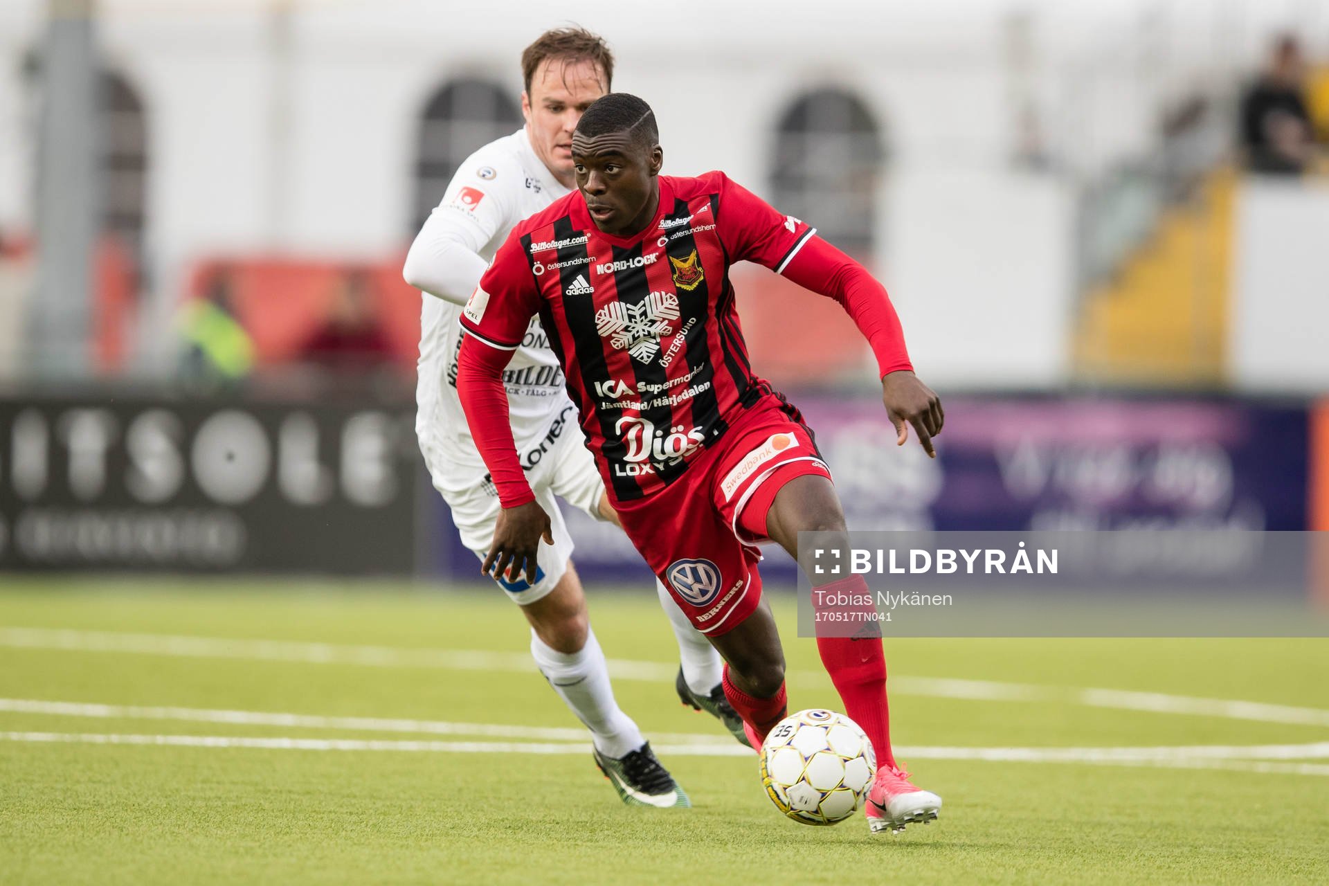Östersunds Ken Sema mot Sirius Karl Larson