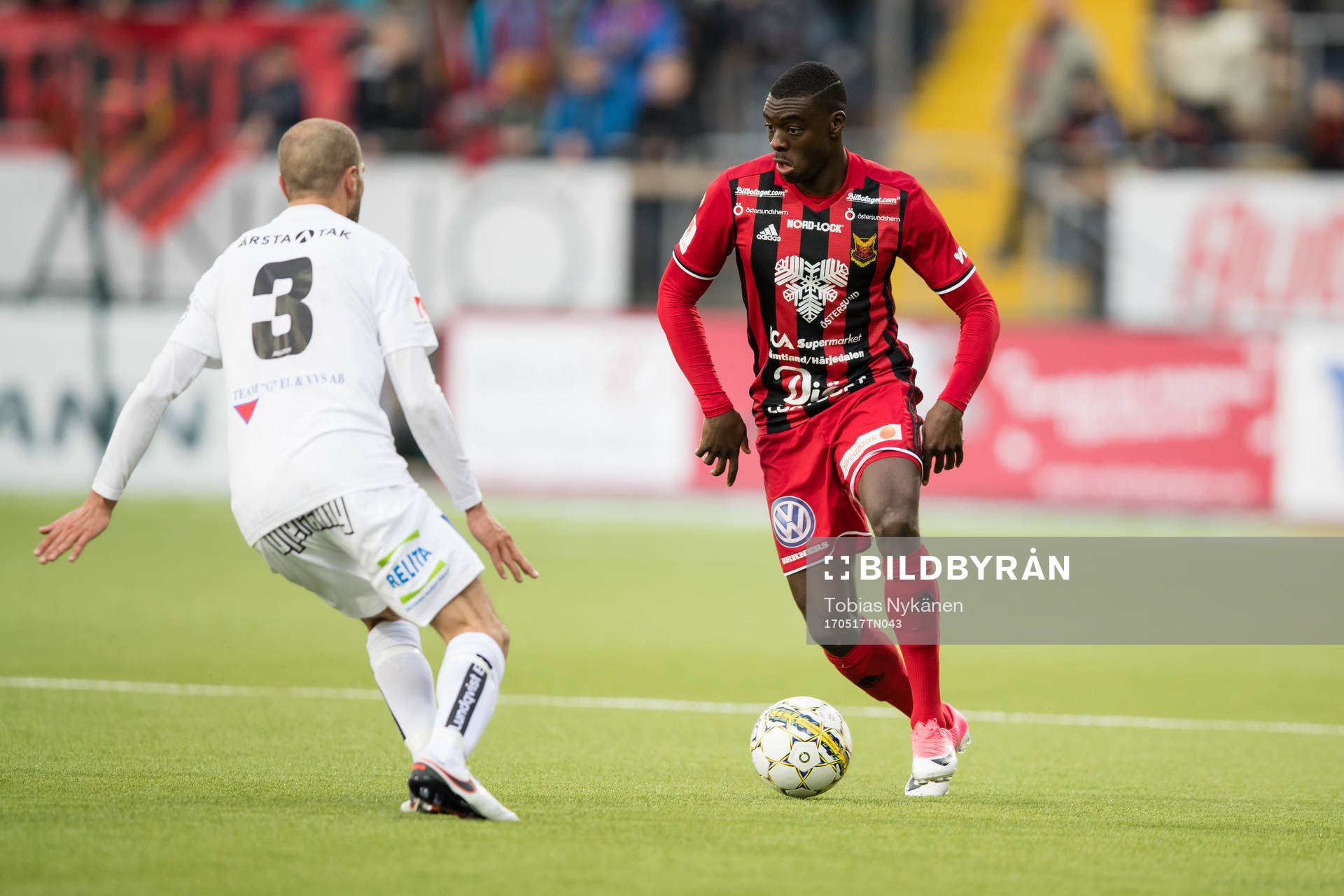 Östersunds Ken Sema mot Sirius Karl Larson