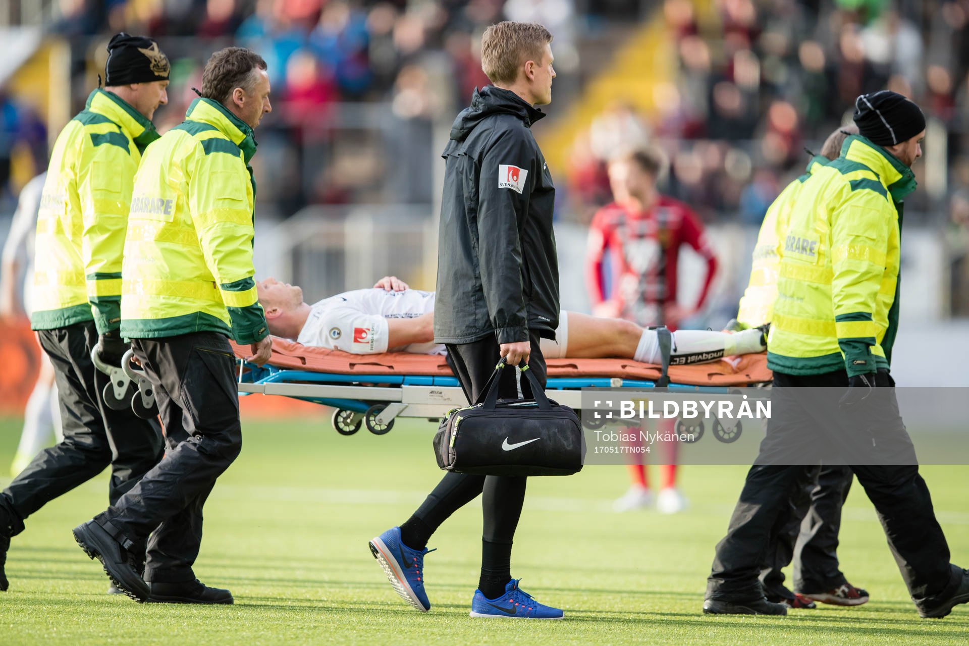 Sirius Christer Gustafsson blir utburen på bår