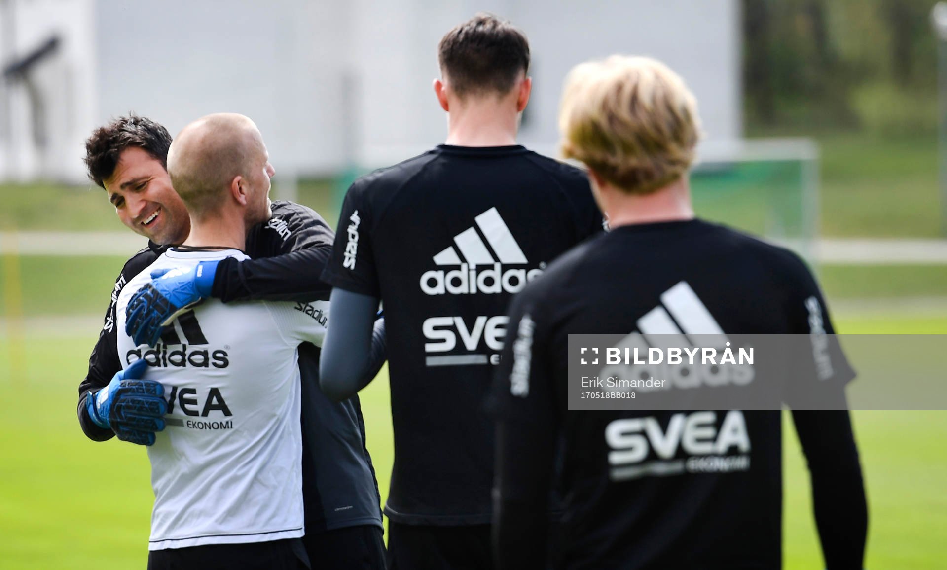s målvakt Kyriakos Stamatopoulos får en kram