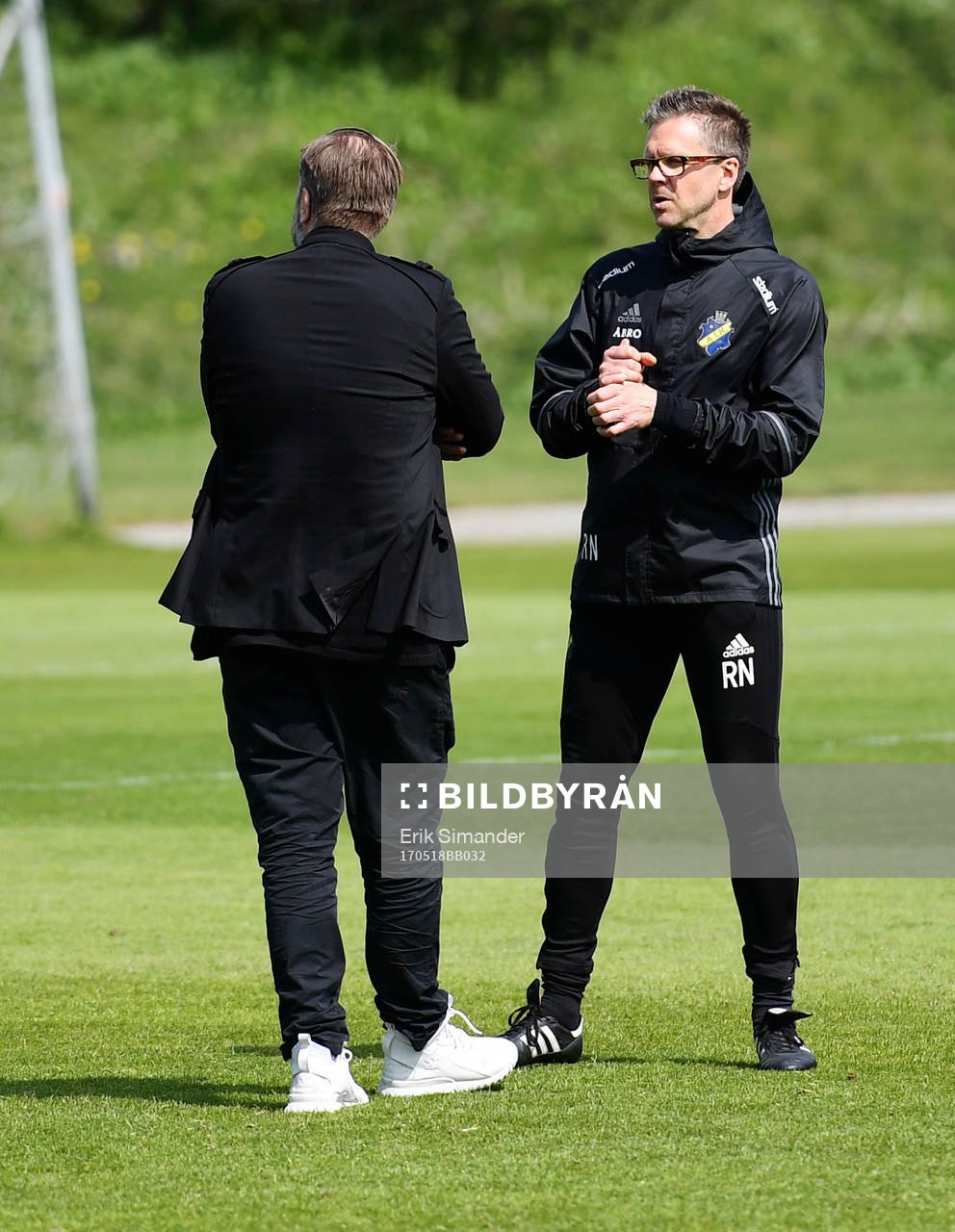 Björn Wesström, sportchef AIK, pratar med tränare Rikard