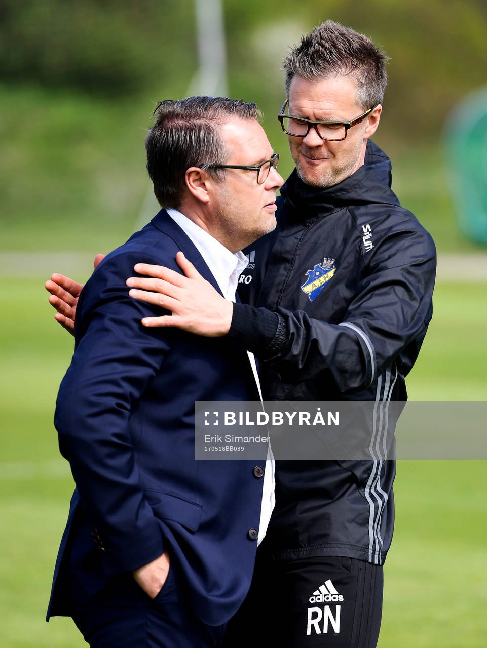 Mikael Ahlerup, VD AIK, pratar med tränare Rikard Norling