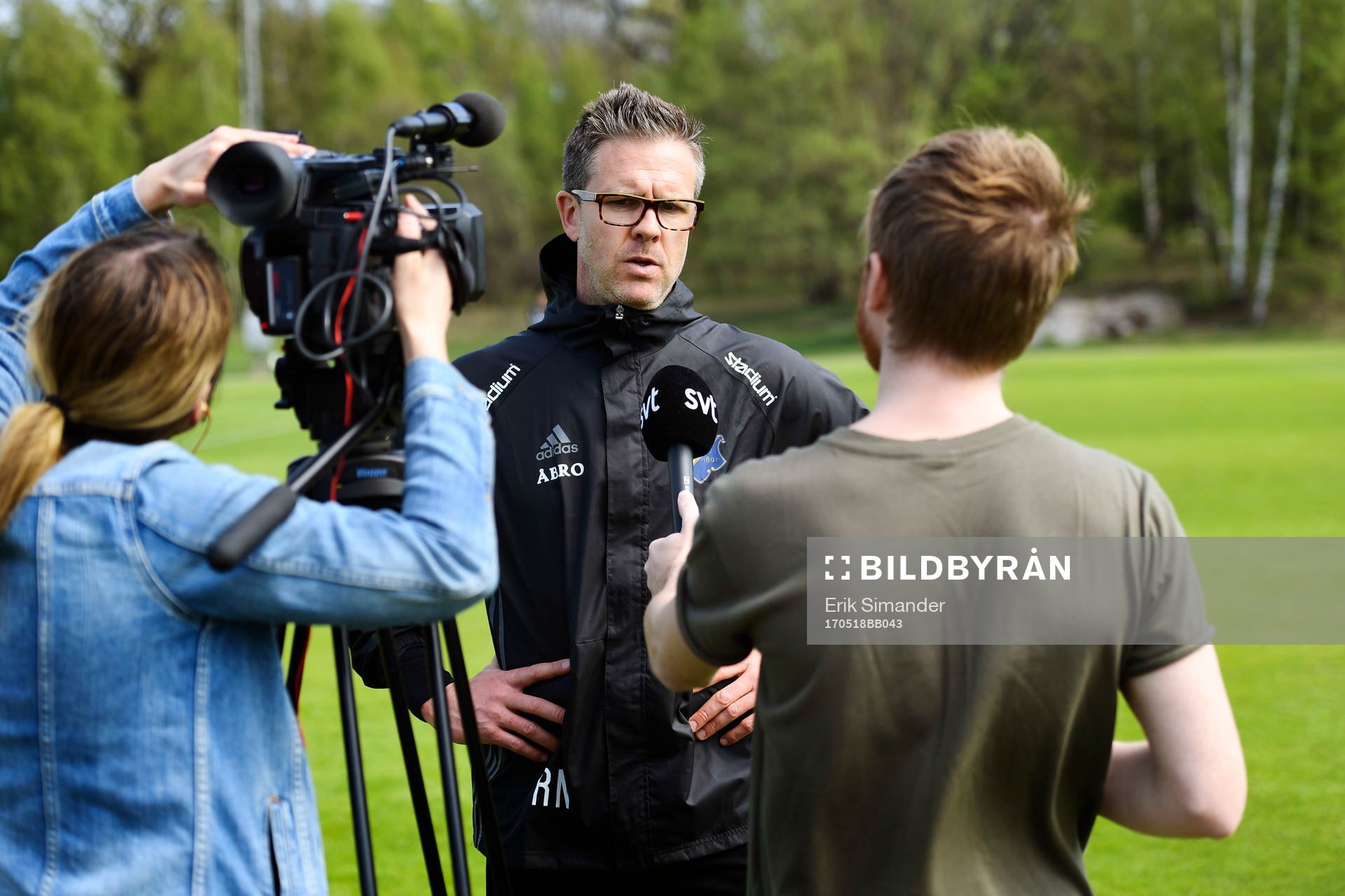 s tränare Rikard Norling pratar med media