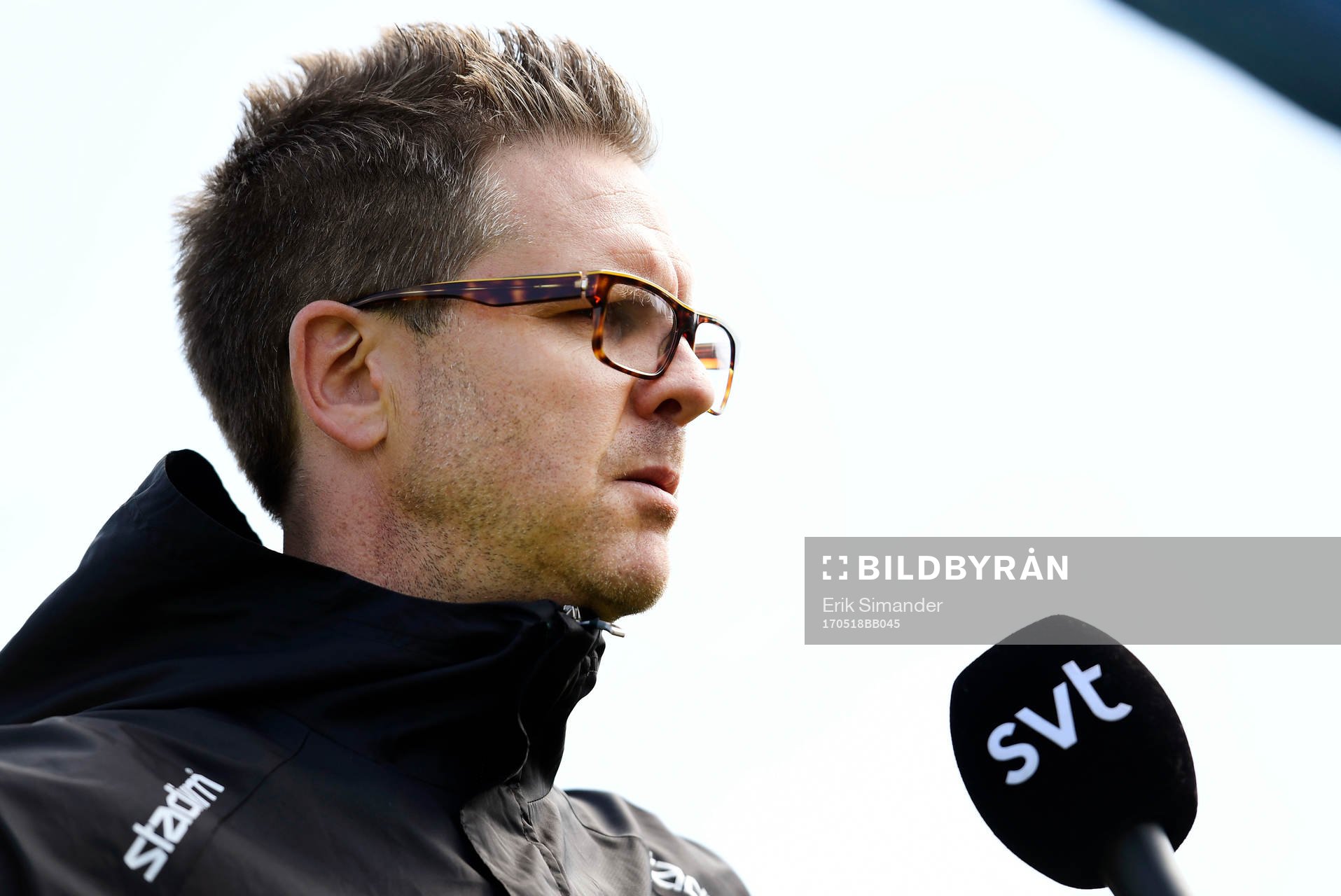 s tränare Rikard Norling pratar med media