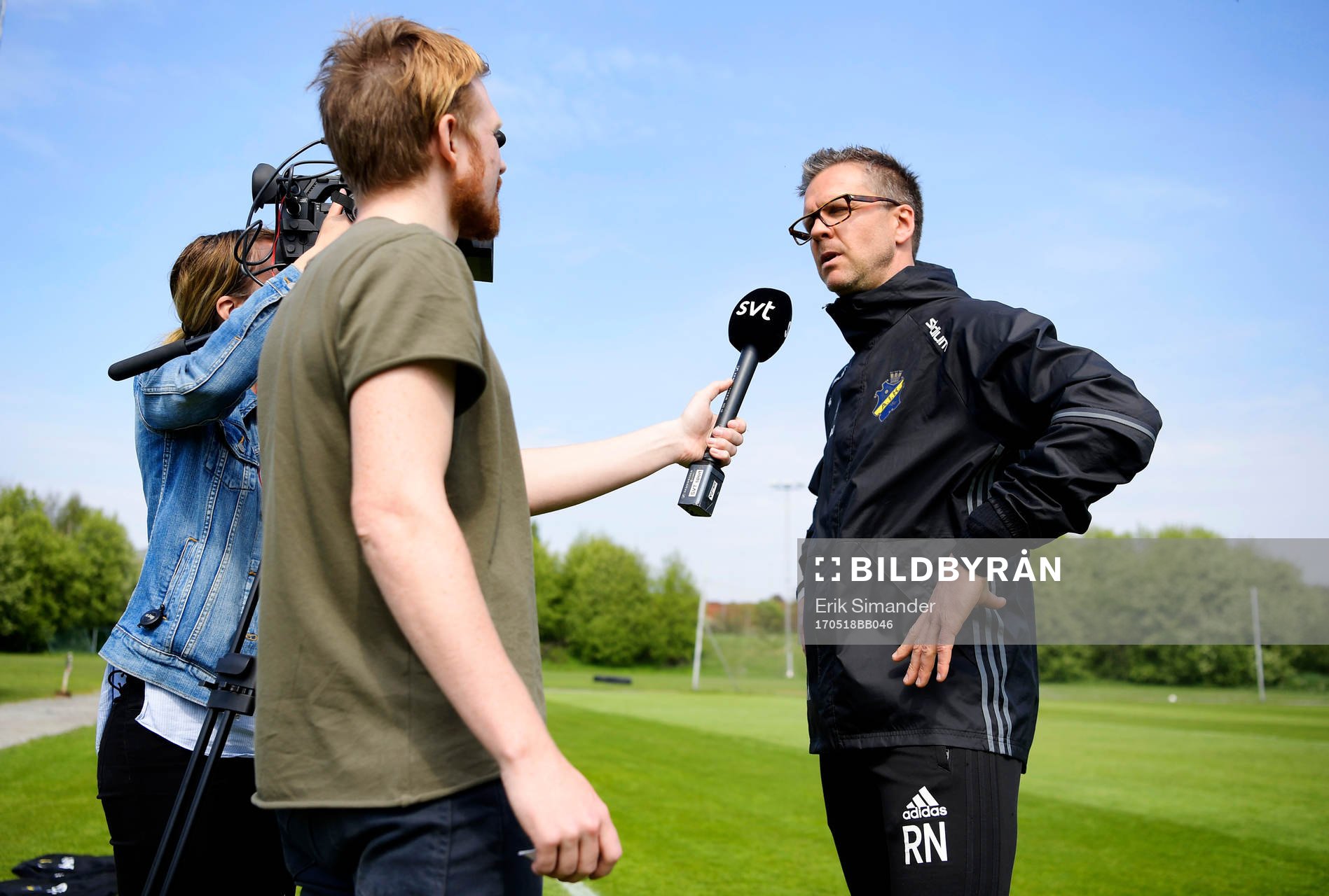 s tränare Rikard Norling pratar med media