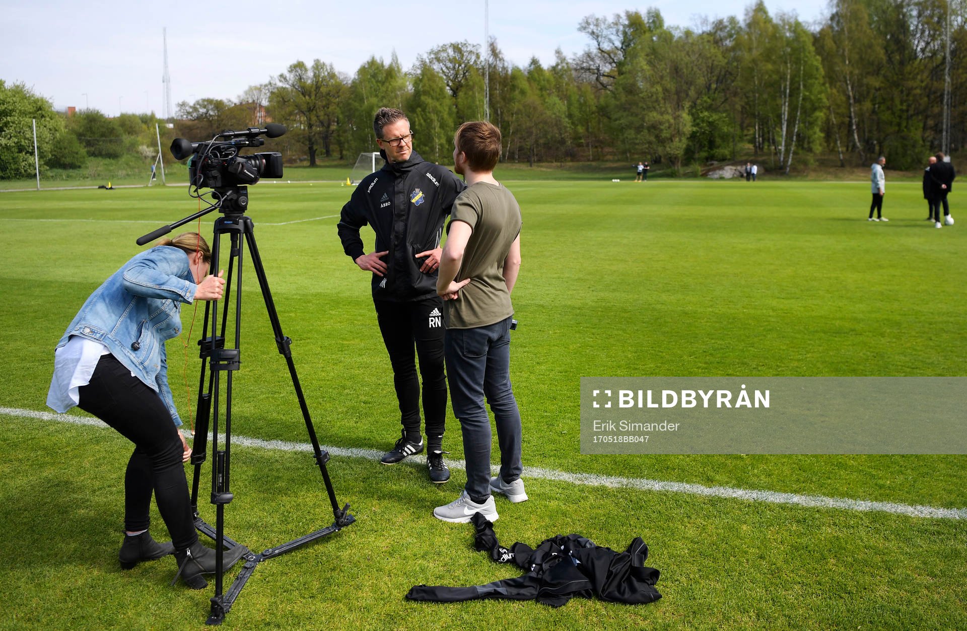 s tränare Rikard Norling pratar med media