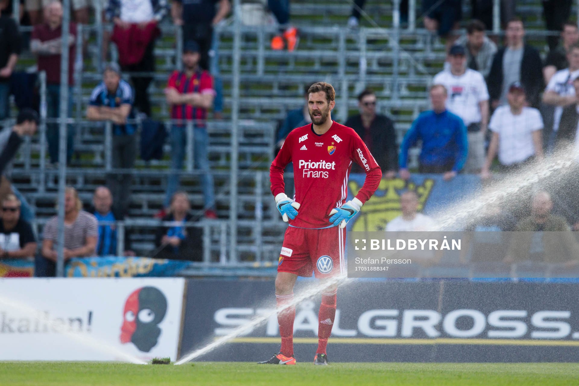 Matchen avbryts när en sprinkler går igång framför