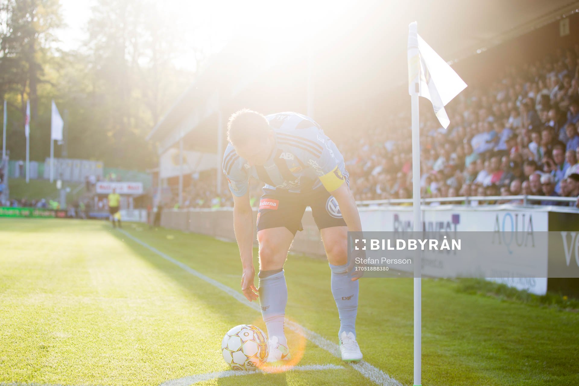 Djurgårdens Kim Källström lägger upp bollen vid