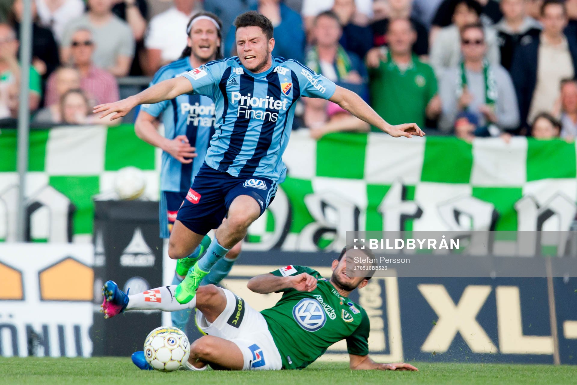 Djurgårdens Kerim Mrabti tacklas av Jönköpings Robert