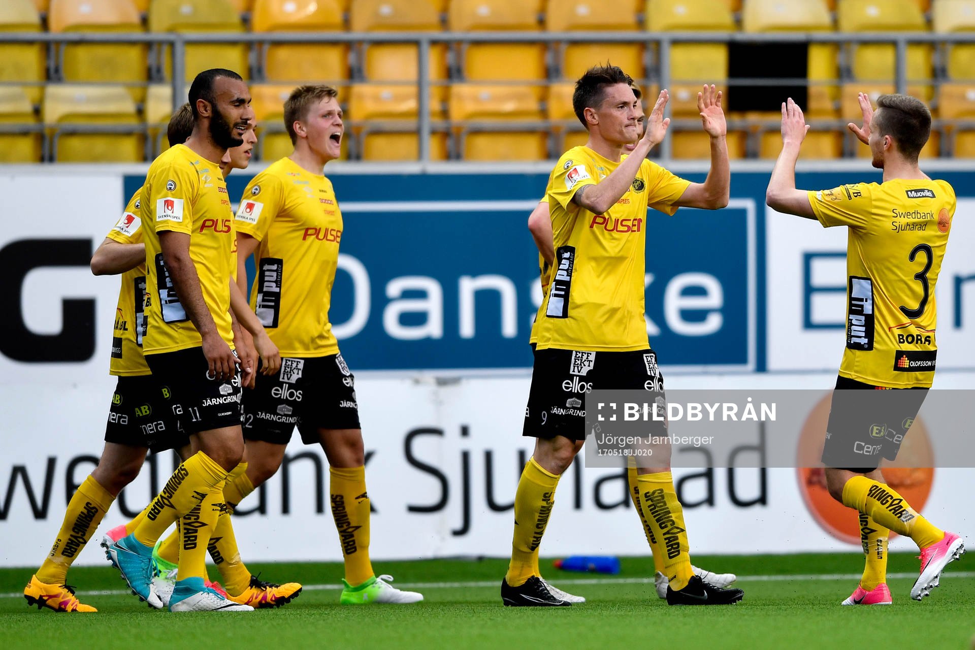 Elfsborgs Lasse Nilsson jublar med lagkamrater