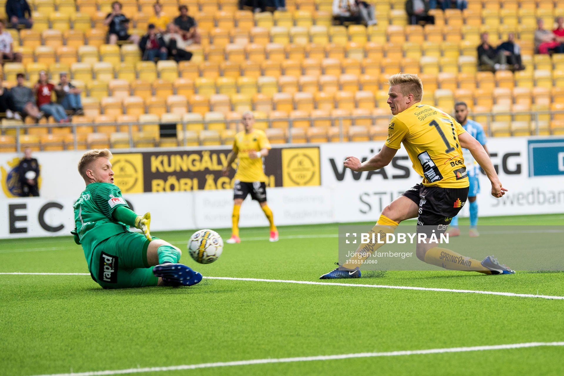 Elfsborgs Per Frick i friläge som räddas av AFC