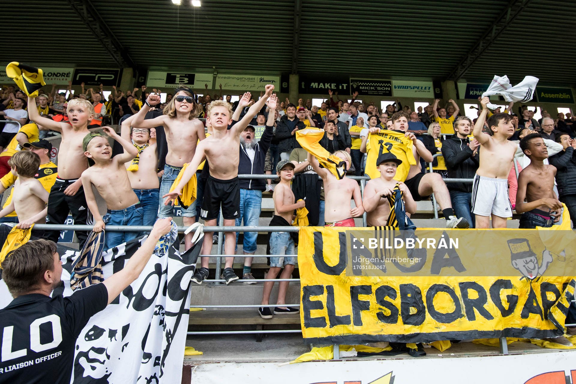 Elfsborgs unga supportrar jublar