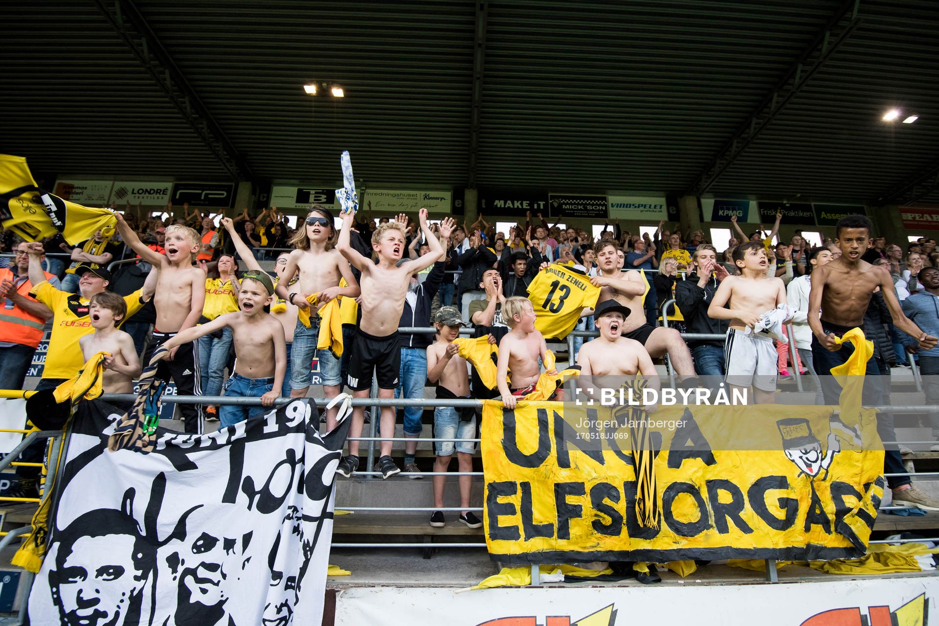 Elfsborgs unga supportrar jublar
