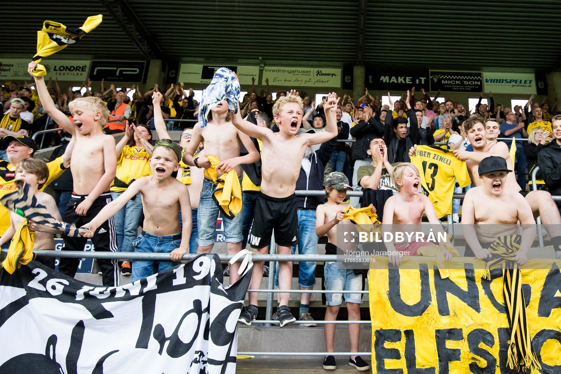 Elfsborgs unga supportrar jublar
