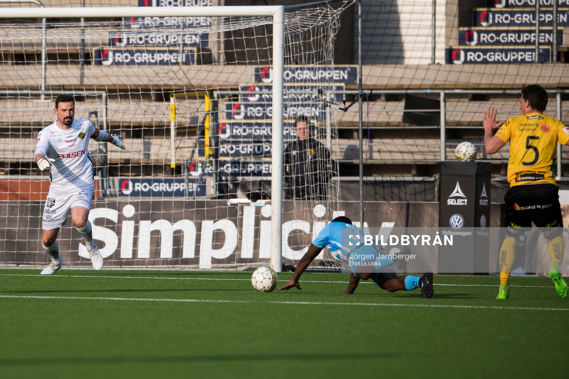 AFC Eskilstunas Buya Turay fälls av Elfsborgs Jörgen Horn