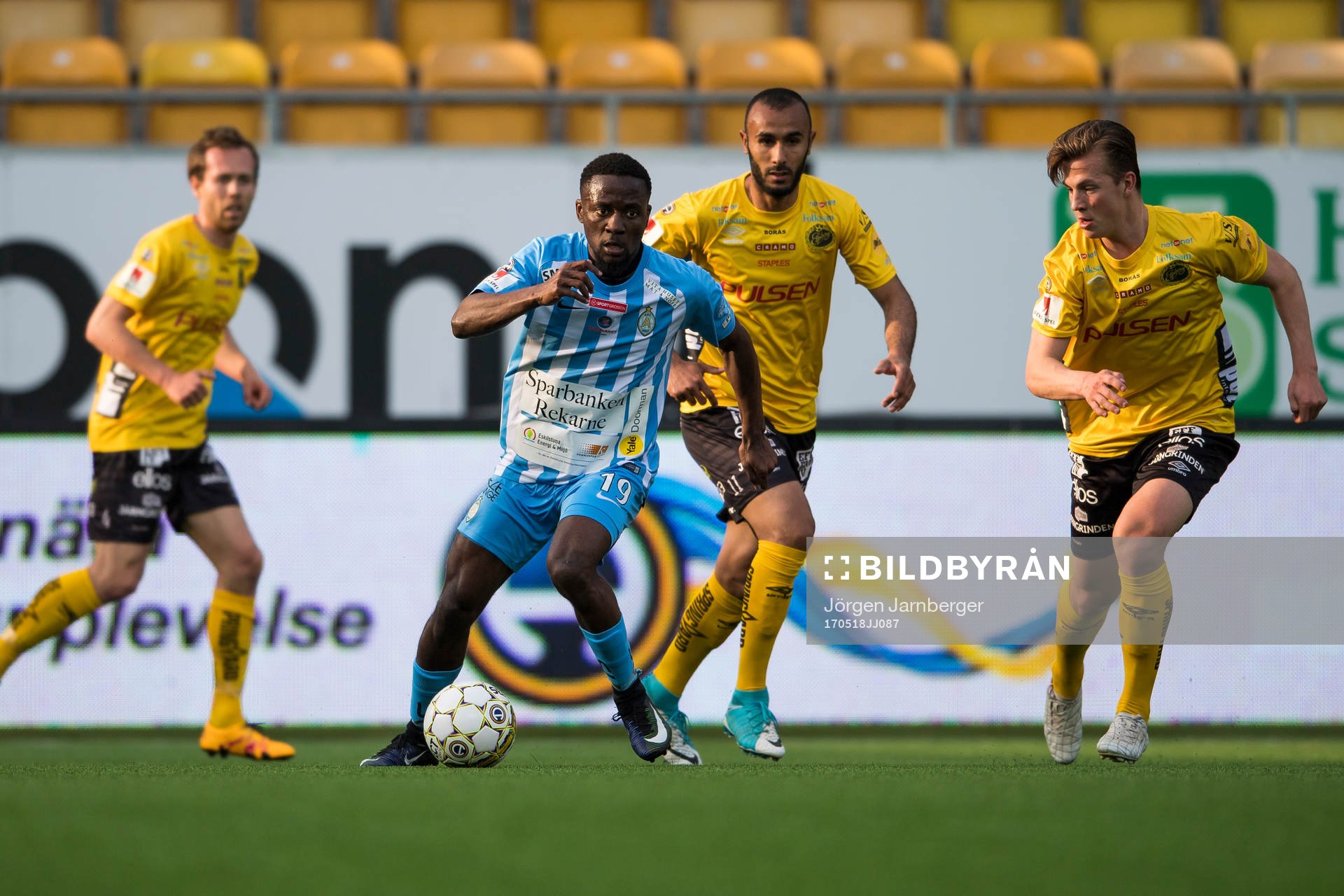 AFC Eskilstunas Buya Turay och Elfsborgs Simon Olsson