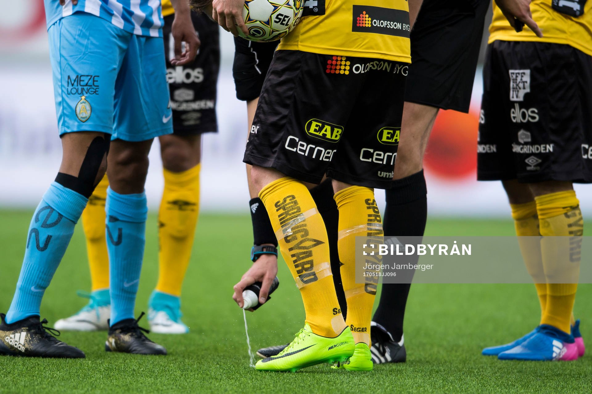 Domaren markerar med spray