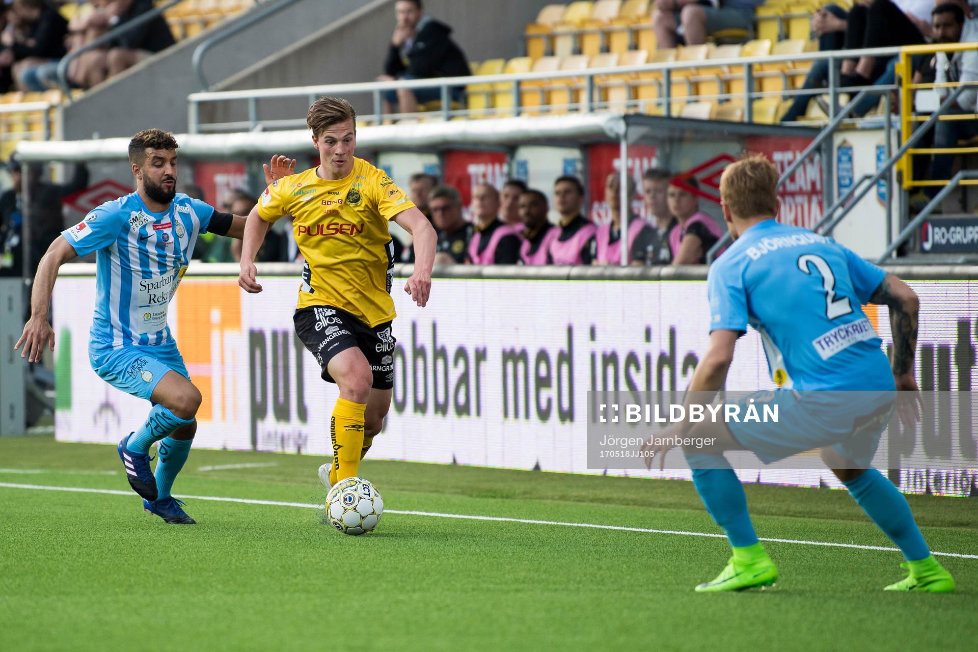 Elfsborgs Simon Olsson och AFC Eskilstunas Omar Eddahri