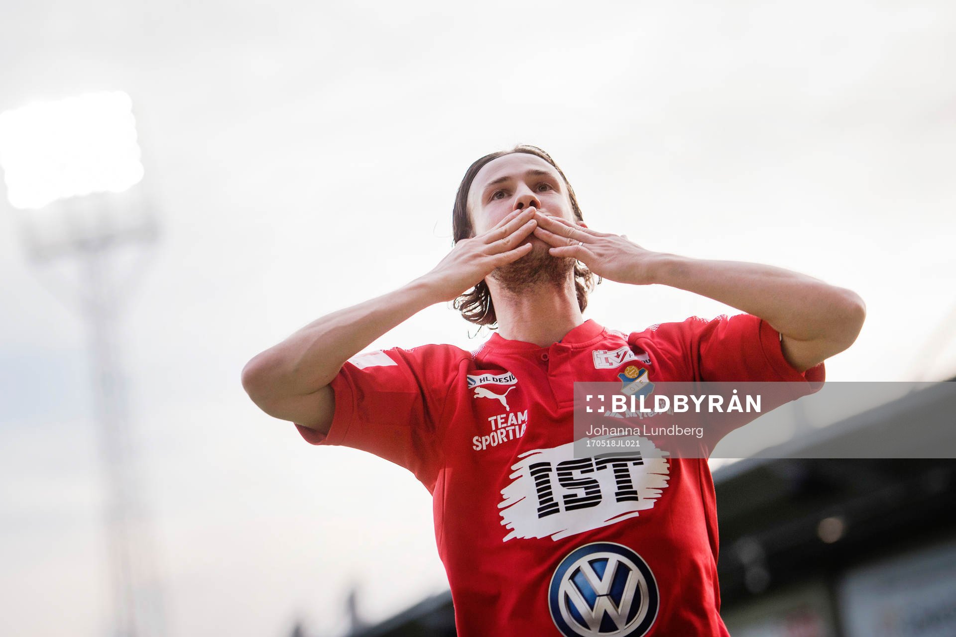 Östers Robin Östlind gör 0-3 och jublar under fotbollsmatchen i Superettan mellan Gefle och Öster den 18 maj 2017 i Gävle.