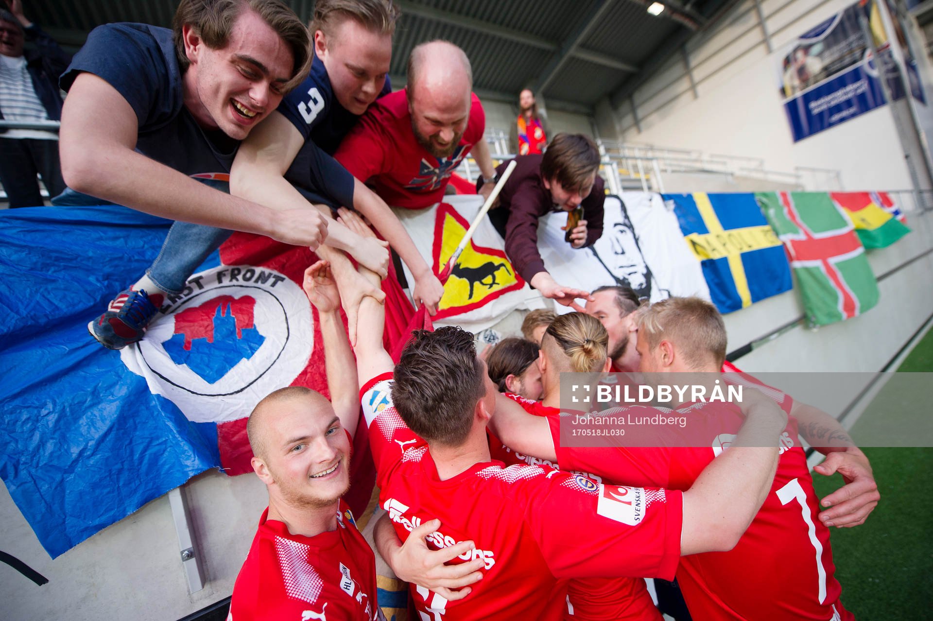 Östers spelare jublar med publiken