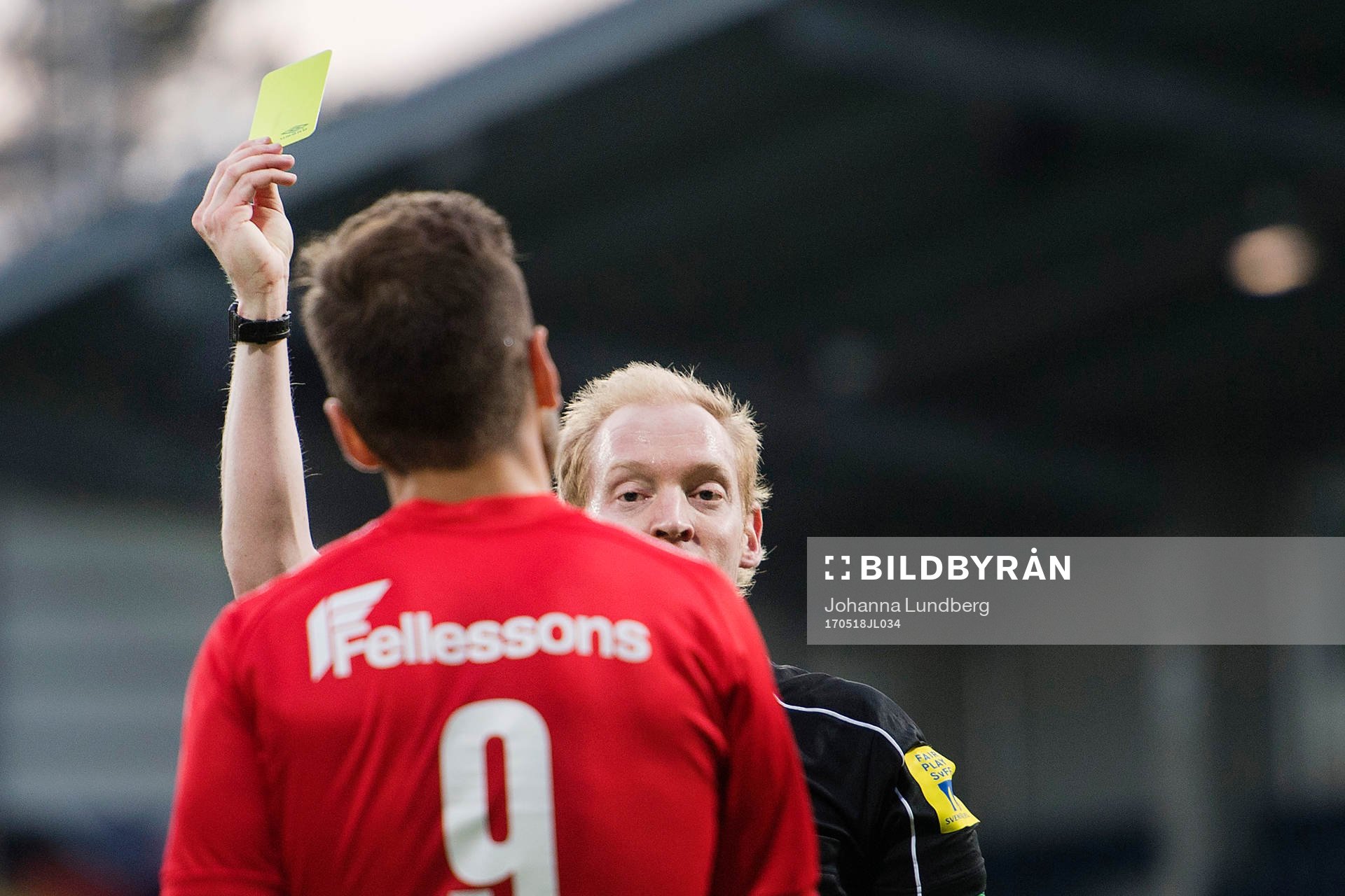 Domare Per Melin delar ut ett gult kort till Östers Admir Bajrovic under fotbollsmatchen i Superettan mellan Gefle och Öster den 18 maj 2017 i Gävle.